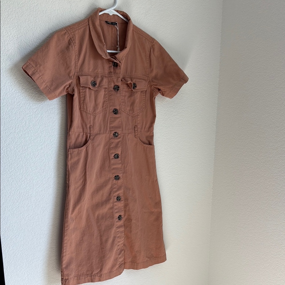 Brown Mini Dress with Mandarin Collar and Short Sleeves - Picture 3 of 11